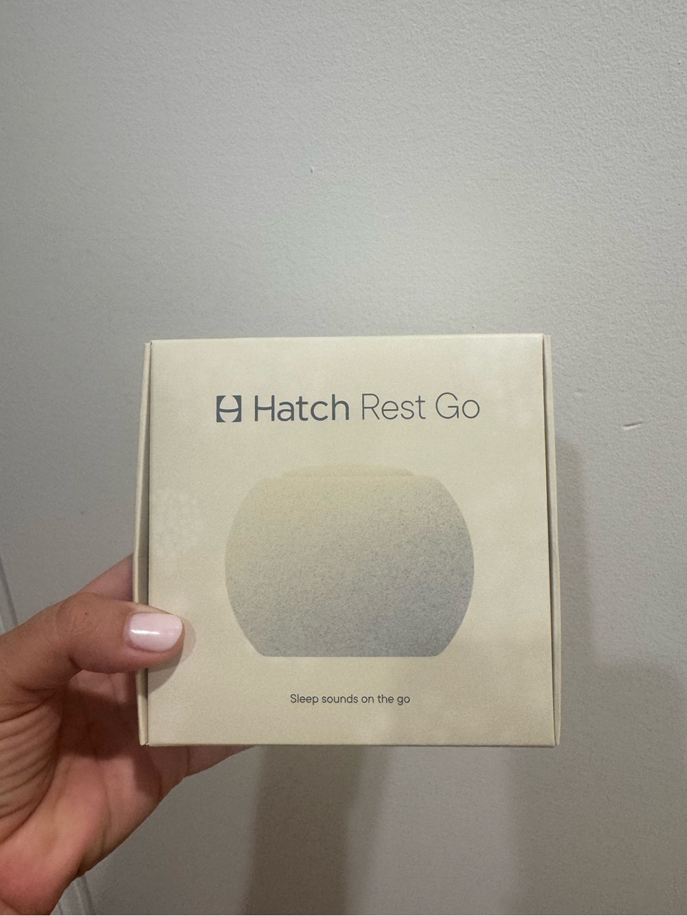NWT Hatch Rest Go Sound Machine - Cream/Gray